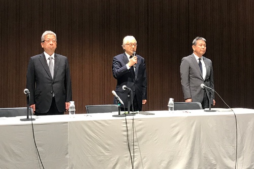 7月31日の会見で、日本郵政の長門正貢社長（中央）はかんぽ生命保険の不適切販売について謝罪した