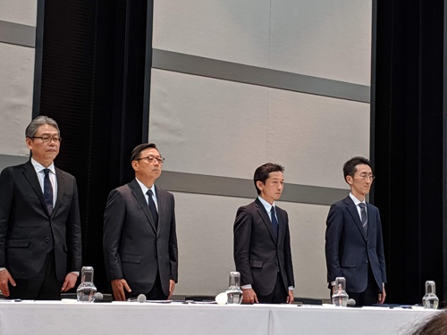 8月1日の記者会見ではセブン＆アイ・ホールディングスの後藤克弘副社長（左から2人目）らが登壇した