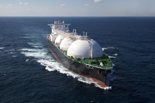 東京電力と中部電力が折半出資する発電会社、JERAのLNG（液化天然ガス）船。燃料の高騰が電気料金を押し上げている