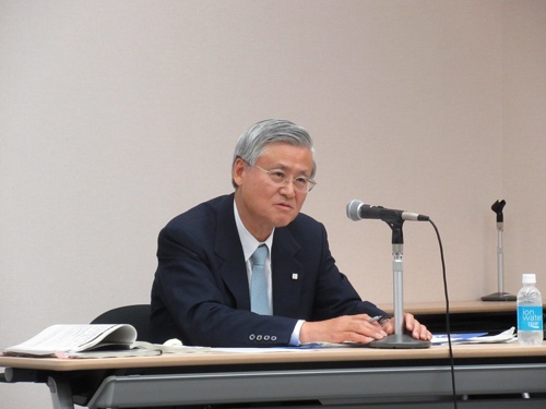 決算内容を説明する樋口達夫社長