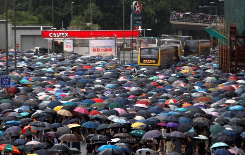 8月18日、香港の中心部で大規模な抗議集会が開かれた。主催者発表によると170万人が参加した（写真：ロイター／アフロ）