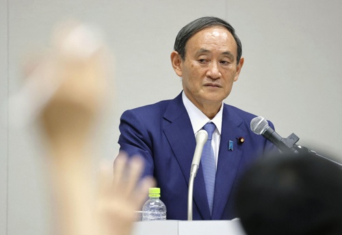 菅氏は自民党総裁選への出馬を表明した2日の会見で、携帯電話料金の値下げに継続的に取り組む考えを示した（写真：共同通信）
