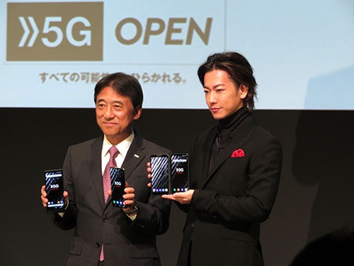 「実質的には5Gの本格サービス」とアピールするNTTドコモの吉沢和弘社長（左）