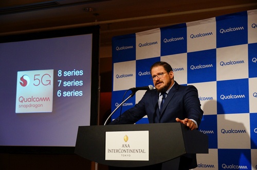 都内で会見する米クアルコムのクリスティアーノ・アモン社長