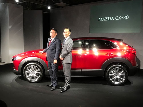 マツダは新型車「CX-30」を発売する（左からマツダの丸本明社長、佐賀尚人開発主査）