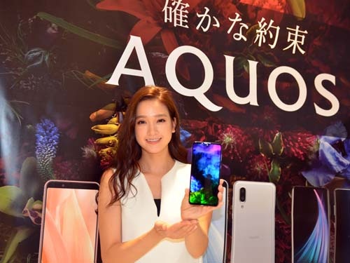 シャープが発表したスマートフォンの新機種「AQUOS zero2」（右）