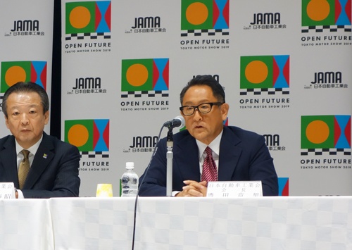 日本自動車工業会の豊田章男会長は東京モーターショーの開催にあたり、強い危機感を示した（9月26日、東京都港区）