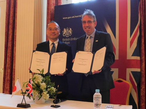 17年に英国大使館で開かれた厚労省と英国公衆衛生局の協力覚書調印式。英国からは当時の最高責任者ダンカン・セルビー氏(右)が出席した。日本からは当時の健康局長の福島靖正氏(左)が出席