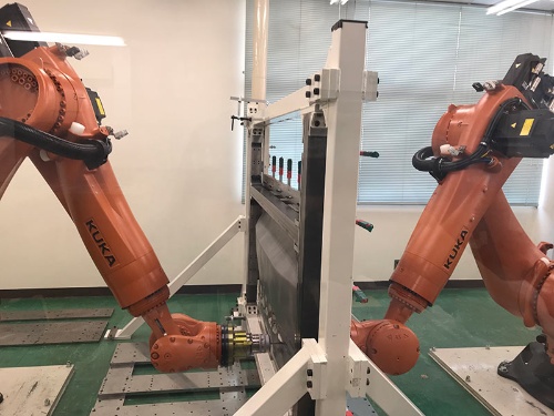 ロボットに取り付けた専用の工具をパネルに押し当て成形する