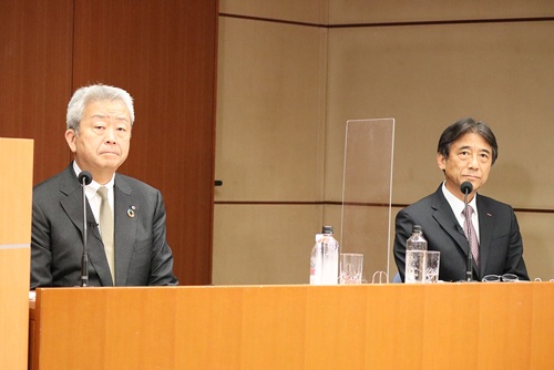 NTTの沢田社長(左)はグループの再結集で国内外のビジネス強化を狙うと語った