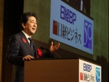 安倍首相「経済最優先で取り組む」、日経ビジネス50周年イベントで