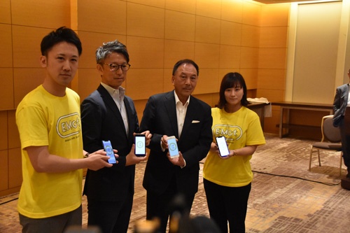 エモットの画面を示す小田急電鉄の星野社長(右から2人目)