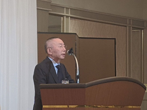 ファーストリテイリングの19年8月期決算説明会で「ライフウェア」の成功を強調する柳井正・会長兼社長