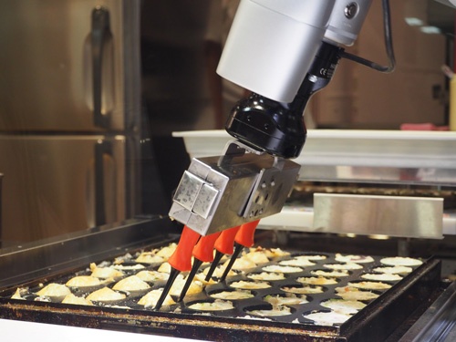たこ焼き調理ロボの「オクトシェフ」。一度に最大96個のたこ焼きを焼き上げる