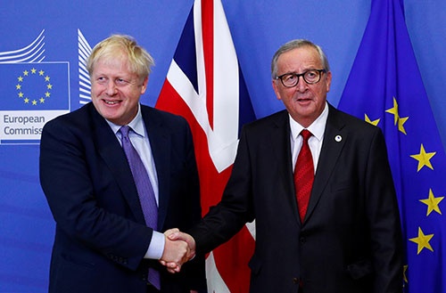 ジョンソン英首相とEUのユンケル委員長は、英国のEU離脱の条件で合意した(写真:ロイター=共同)