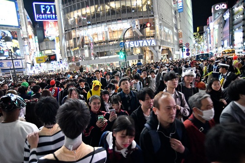 2018年10月31日(水曜日)の渋谷スクランブル交差点の様子(写真:アフロ)