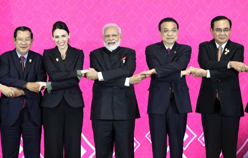 RCEP首脳会合に出席したインドのモディ首相（中央）（写真＝ロイター/アフロ）