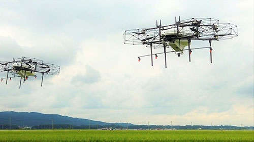 ナイルワークスのドローン「T-19」は、センチメートル単位での機体制御と自動飛行が可能で、高精度な農薬散布と作物の生育診断ができる