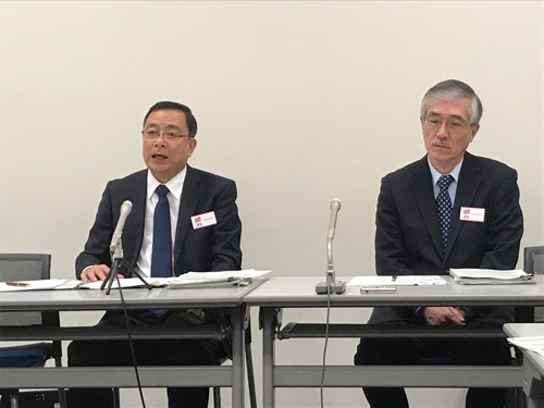 会見で再建策を発表する三井E&Sホールディングスの岡良一社長(左)ら