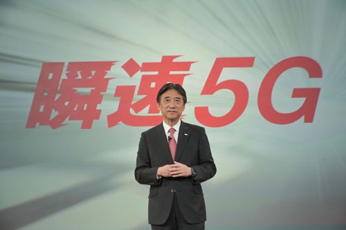 新商品発表会への最後の登壇となったNTTドコモの吉沢和弘社長は「瞬速5G」をアピールした