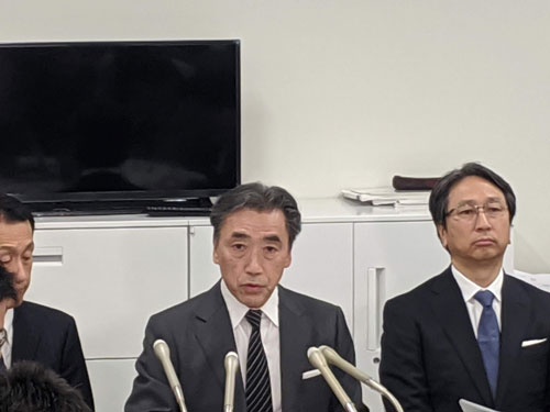 ファミリーマートの澤田貴司社長（中央）は11月14日に会見を開き、加盟店の時短営業の拡大や本部での希望退職者の募集などの方針を明らかにした