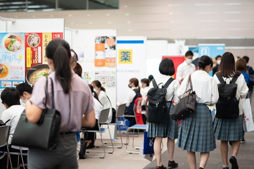ジンジブ（東京・港）が今夏に実施した合同企業説明会の様子。大学生にとっては当たり前の行事だが、高校生の就活は学校あっせんが中心で、こうした場があること自体、知らない学生も多い