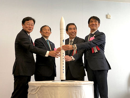 発射場に関する記者会見を開いた太田信一郎社長（右から2人目）ら
