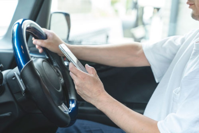 スマホ操作など ながら運転 厳罰化 違反の線引きどこに 日経ビジネス電子版 スマホ操作など ながら運転 厳罰化 違反の線引きどこに 日経ビジネス電子版