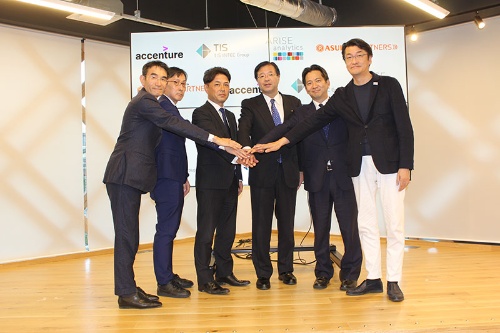 新たな実証研究をスタートさせる4社の担当者と会津若松市の室井照平市長（写真右から3番目）