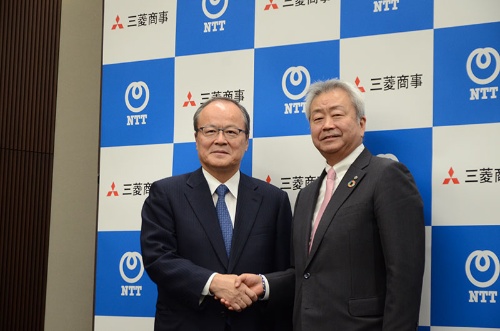デジタル地図大手のヒアテクノロジーズへの共同出資を発表した三菱商事の垣内威彦社長（左）とNTTの澤田純社長