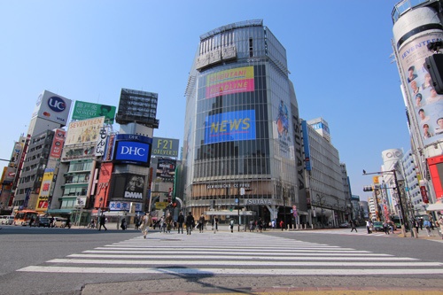 緊急事態宣言が出た翌日（8日）の渋谷のスクランブル交差点。人けが少ない