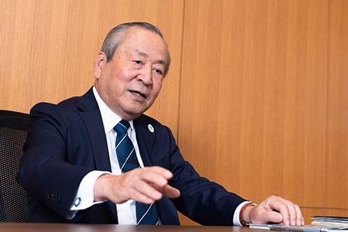 <span class="fontBold">嶋津昭(しまづ・あきら)</span><br />ラグビーW杯2019組織委員会事務総長。1943年生まれ。67年、自治省(現・総務省)入省。同省財務局長、総務省事務次官を歴任し、2002年に退官。同年、全国知事会事務総長、04年、野村総合研究所顧問などを経て、14年3月から現職(写真:吉成 大輔)
