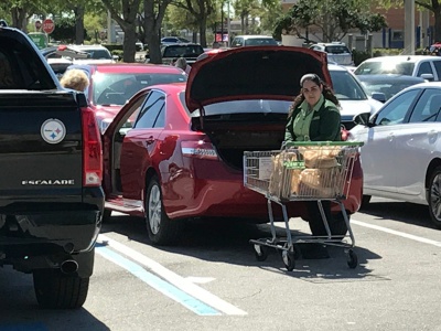店員が客が買った商品を車まで運び、積み込む光景も。パブリックスは「働きがいがある企業」という評価も受けている