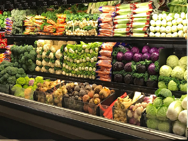 野菜が美しく並ぶ米国のスーパーマーケットの売り場（ワシントン州シアトルのスーパーで）