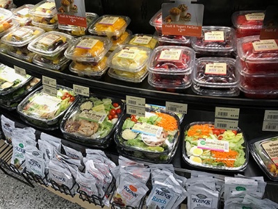 Wawaの店内には、サラダなどの商品が並ぶ