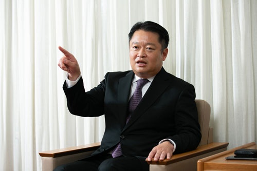 山梨県の長崎幸太郎知事(写真:的野 弘路)