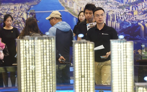 中国ではあちこちでマンション販売の展示会が開かれ、多くの購入希望者が来場する(写真:ユニフォトプレス)