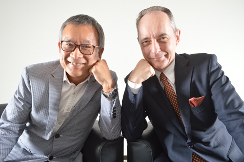 日本プロサッカーリーグ(Jリーグ)の村井チェアマン(左)と新日本プロレスリングのハロルド・ジョージ・メイ社長(写真=栗原克己)