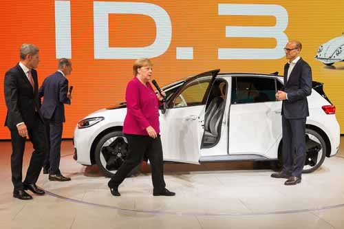 2019年9月「フランクフルトモーターショー2019」で披露されたVWのEV「ID.3」。ドイツ首相、アンゲラ・メルケル氏も登場し、ご機嫌で運転席に収まるパフォーマンスを見せていた。(写真:AFP/アフロ)
