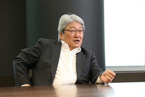 鈴木洋(すずき・ひろし)1958年生まれ。82年東洋大学経営学部卒。85年に米メンロー大学を卒業しHOYA入社。97年常務、99年専務、2000年社長。03年より現職。11年からシンガポール支店代表を兼ね、生活の拠点をシンガポールに置く。HOYAの中興の祖といわれた鈴木哲夫元社長の長男。東京都出身。