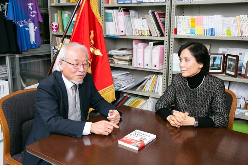開成中学校・高等学校の柳沢幸雄校長(左)とユナイテッド・ワールド・カレッジISAKジャパンの小林りん代表理事(写真:的野弘路、以下同)