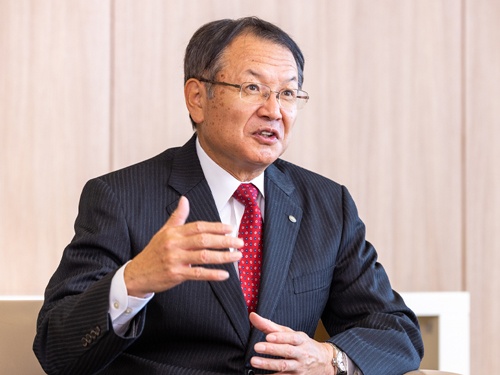 <span class="fontBold">堀口英樹(ほりぐち・ひでき)氏</span><br>現キリンHD常務執行役員兼キリンビバレッジ社長。2021年1月にキリンビール社長に就任する。1962年生まれ。85年慶応義塾大学商学部卒業、キリンビール入社。98年に米マサチューセッツ工科大学に留学。2009年に米ウイスキー会社のフォアローゼズディスティラリー社長に就任したのを皮切りに、14年に小岩井乳業、16年にキリンビバレッジの社長に就いた。社長として4社目となるキリンビールでは事業利益率の改善に注力する(写真:北山 宏一)