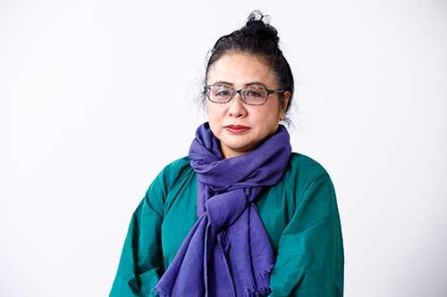 与那原 恵(よなはら・けい) 1958年東京都生まれ。96年「諸君!」掲載のルポで、編集者が選ぶ雑誌ジャーナリズム賞作品賞を受賞。2014年『首里城への坂道──鎌倉芳太郎と近代沖縄の群像』で第2回河合隼雄学芸賞、第14回石橋湛山記念早稲田ジャーナリズム大賞を受賞。他の著書に、『美麗島まで』『サウス・トゥ・サウス』『まれびとたちの沖縄』『わたぶんぶん──わたしの「料理沖縄物語」』『帰る家もなく』などがある。  19年11月10日発売の新著『赤星鉄馬 消えた富豪』では、日本初の学術団体「啓明会」を立ち上げ、鎌倉芳太郎のほか、柳田國男らそうそうたる学者の研究を支援した赤星鉄馬の生涯を描いている。(写真:竹井 俊晴)
