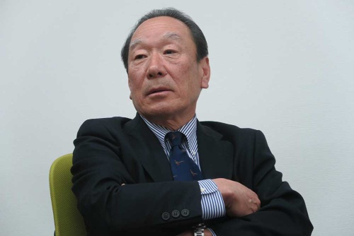 日経ビジネスのインタビューに応えるLIXILグループの川本隆一取締役。川本氏は統合前の中核会社の1つ、旧INAXで社長を務めた。