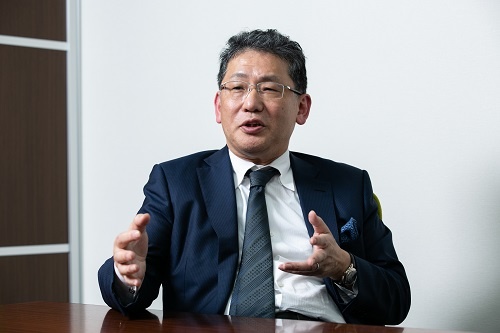 日経ビジネスのインタビューに答えるLIXILグループの瀬戸欣哉氏(写真:的野弘路、以下同)