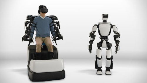 トヨタが開発するヒューマノイドロボット「T-HR3」(右)