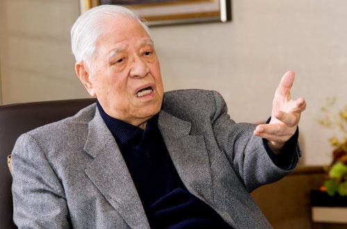 <span class="fontBold">李登輝(り・とうき)</span><br />台湾・三芝出身。旧制台北高等学校を経て京都帝国大学農学部へ進学、在学中に志願して学徒出陣。1945年敗戦により学業半ばで台湾へ帰国。台湾大学に編⼊・卒業する。台湾大学教授などを経て72年より政界へ。88年蔣経国総統の死去により総統に昇格。96年台湾初の総統直接選挙を実現させ当選、総統を12年間務める。米コーネル大学農業経済学博士。1923年1月生まれ。2020年7月30日死去。(写真:賴 光煜)