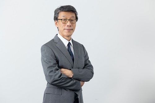 <span class="fontBold">後藤 厚宏 氏</span><br />NTT研究所にて研究開発等を経て、2007年よりNTT情報流通プラットフォーム研究所長、2010年よりNTTサイバースペース研究所長。IEEE Computer SocietyのBoard of Governor、情報処理学会理事、enPiTセキュリティ分野代表を歴任。2011年7月より情報セキュリティ大学院大学教授。2015年11月より内閣府SIPプログラムディレクタ、2019年2月よりサイバーセキュリティ戦略本部員を併任。2017年4月より学長。
