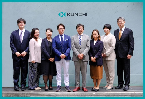クンチのメンバーと同社代表取締役の前田大介氏(左から4人目)