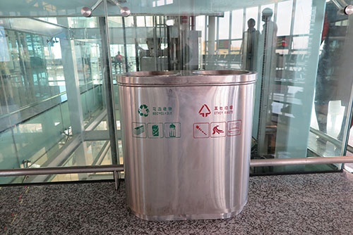 中国語と英語が併記されたゴミ箱